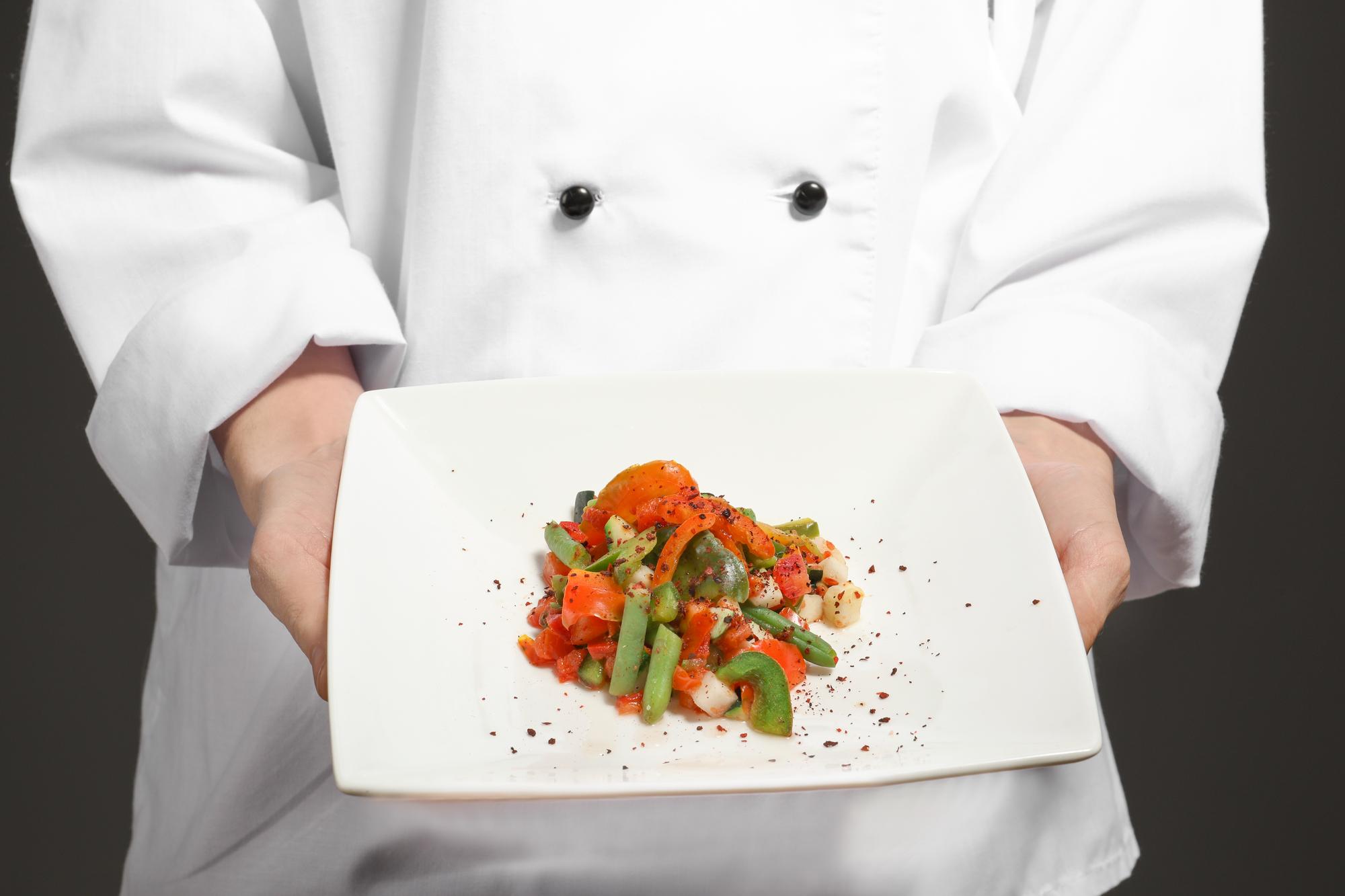 Chef che presenta un piatto elegante